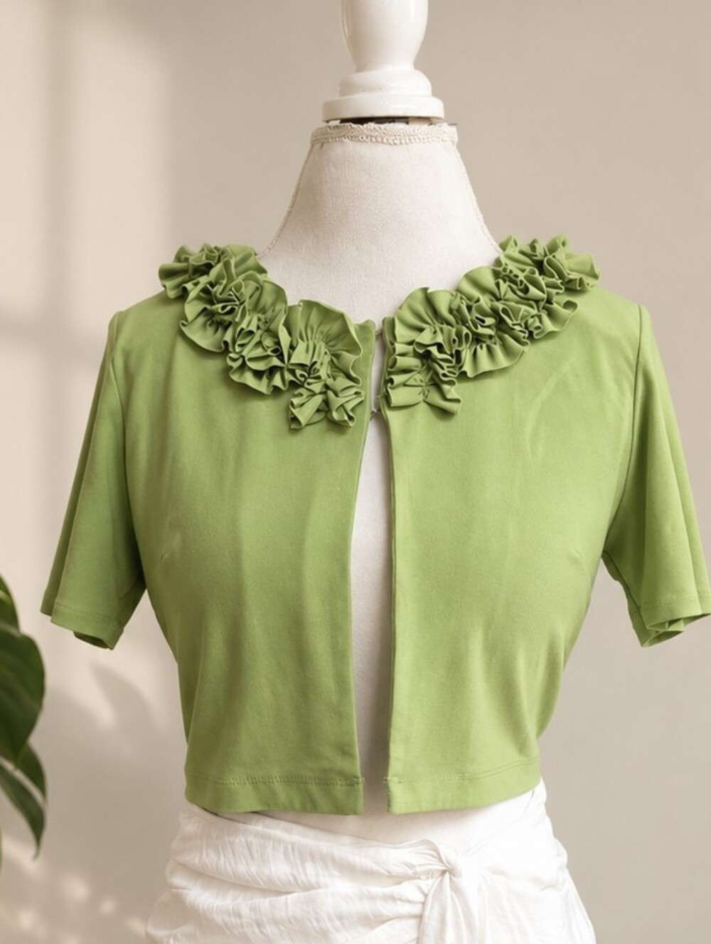 JULIAN TAYLOR:: Green Ruffled Collar Open Cropped Cardigan